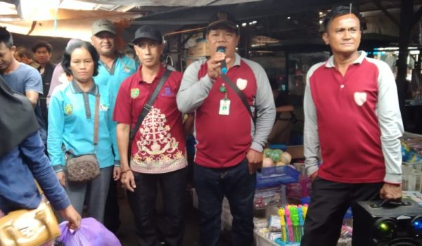 Kepala UPT Pasar Ampah Sosialisasikan Perda Tentang PDRD Kepada Pedagang