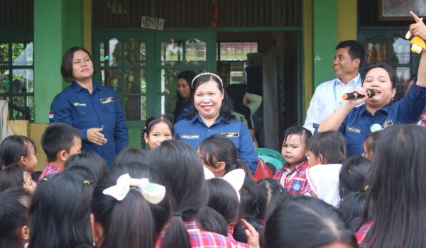 Bapenda Bartim Edukasi Pajak Siswa SD III Tamiang Layang dengan Boneka Mba Noni